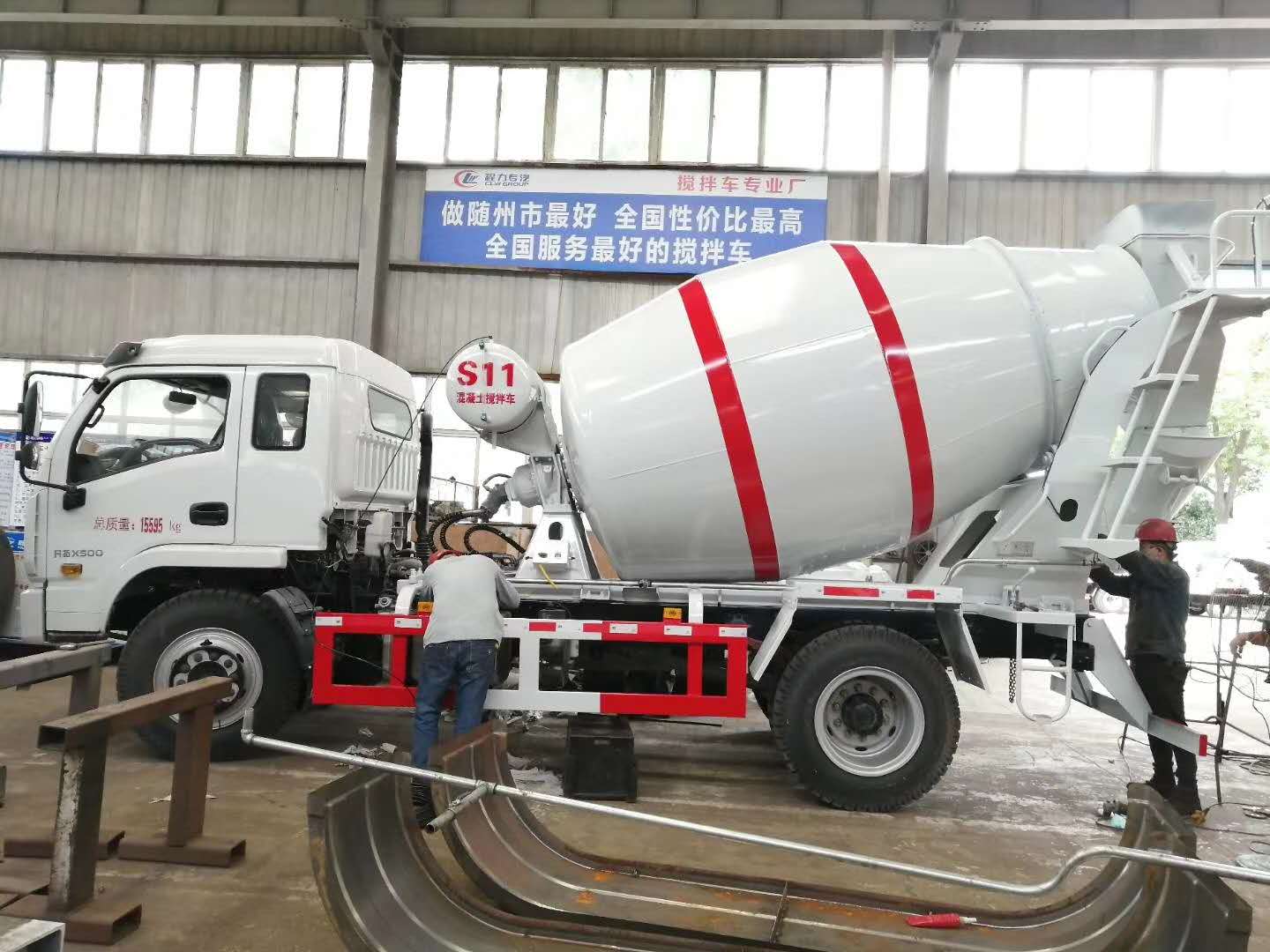 兩臺(tái)躍進(jìn)6方攪拌車準(zhǔn)備調(diào)試完畢發(fā)車，小方量攪拌車，靈活方便，上戶無(wú)憂！