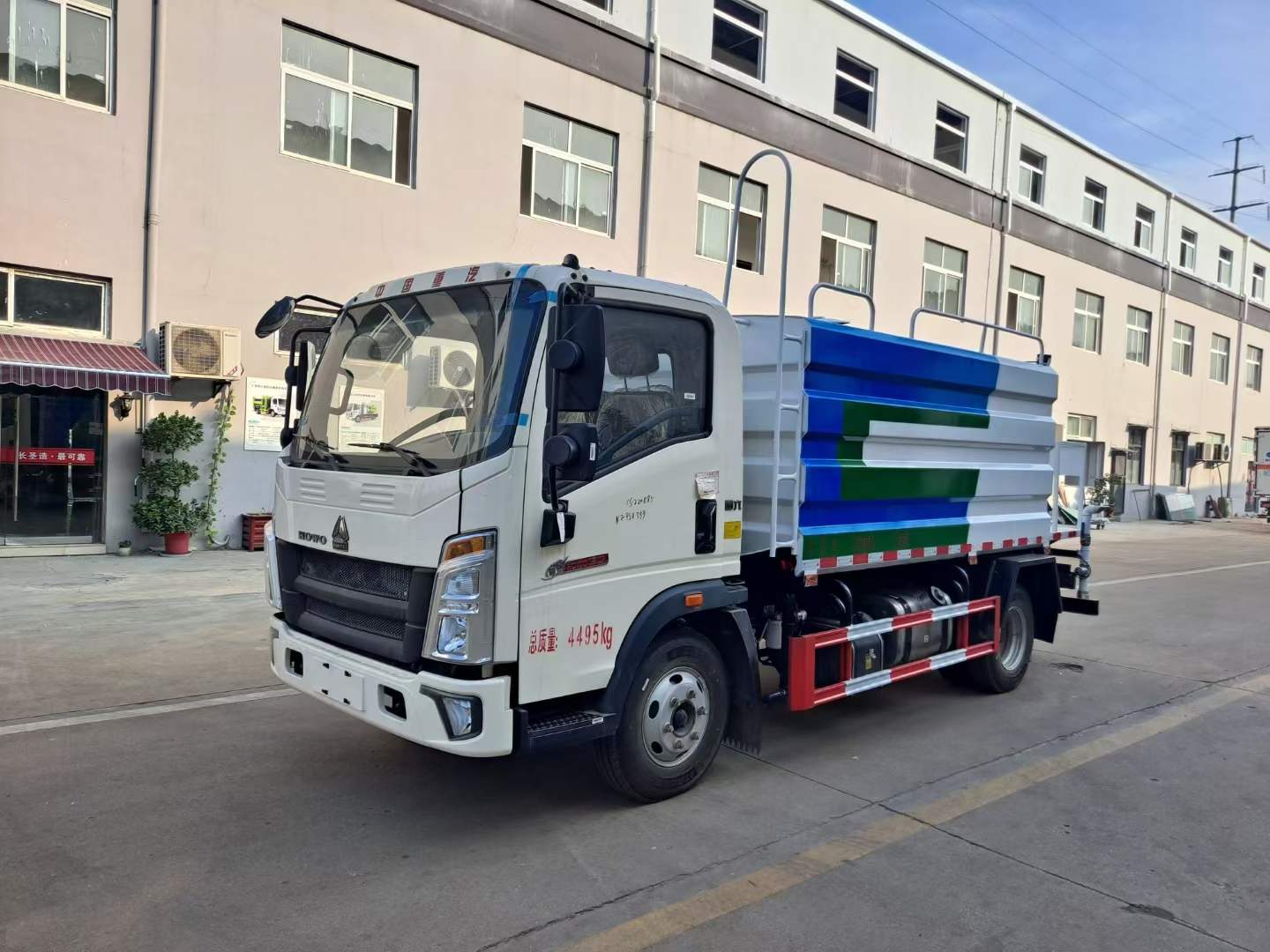 藍(lán)牌！上包?牌—重汽豪沃7灑方?水車