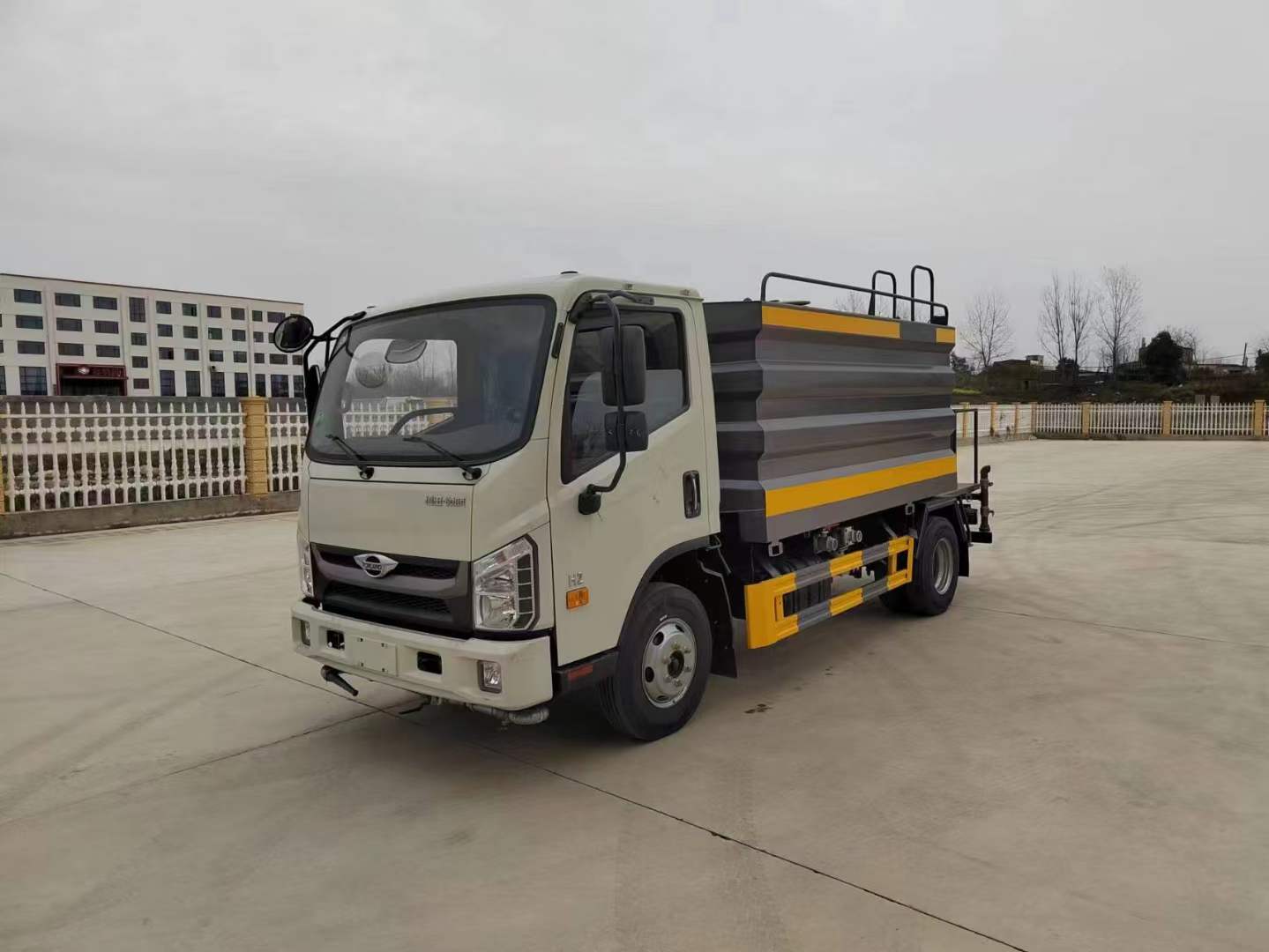 7.4噸藍(lán)牌灑水車！福田領(lǐng)航H2藍(lán)牌灑水車