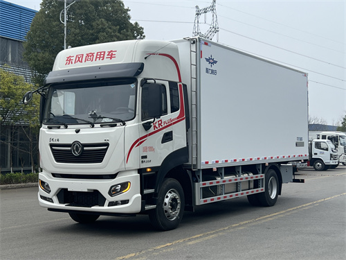 東風(fēng)天錦PULS智能版330馬力6.8米冷藏車